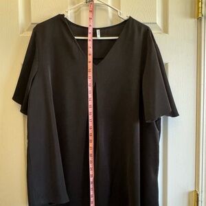 Black V-Neck Short Sleeve Top